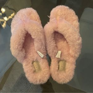Brand new, size 9 baby pink ugg fluffy flip flop/slipper